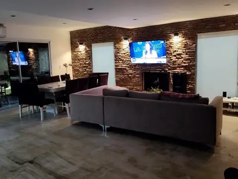 Casa en Venta con 2 cocheras