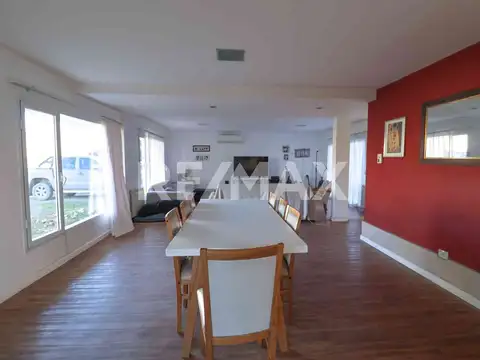 Casa 7 ambientes con 2 baños