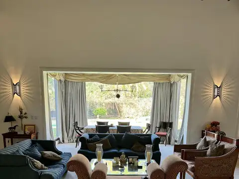 Av Sesquicentenario al 4500