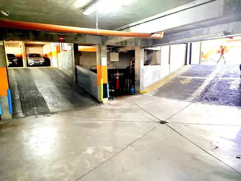 VENTA COCHERA FIJA Y CUBIERTA EN ALMAGRO NORTE