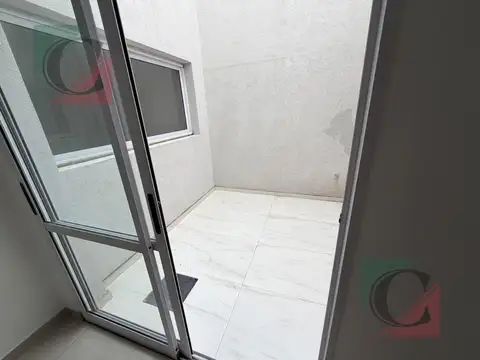 Depto tipo casa 3 amb con patio al frente