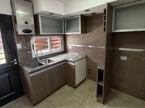 Casa tres ambientes con cochera en alquiler