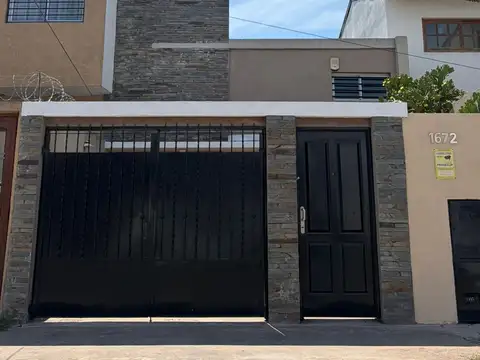 Casa tres ambientes con cochera en alquiler