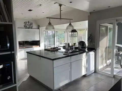 Casa en Venta con 5 cocheras