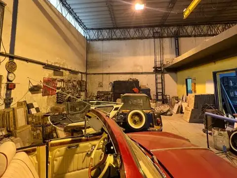 Galpón en zona comercial en venta