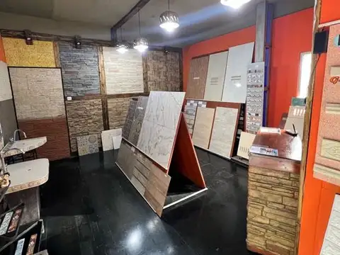 Galpón en zona comercial en venta