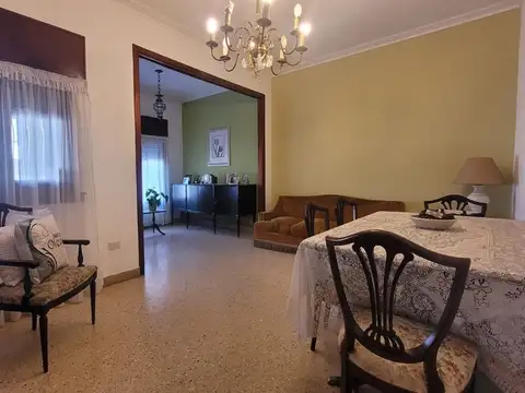 VENTA CASA 4 AMBIENTES, JARDÍN, PISCINA, COCHERA