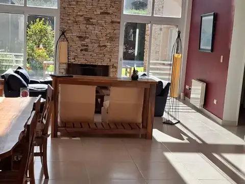 Casa 5 ambientes con 3 baños