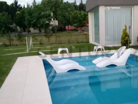 Avenida Italia 5000, Piso 0