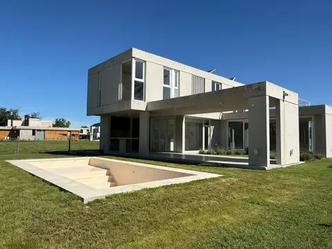 Casa en  venta de 3 dormitorios con pileta