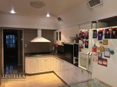 Excelente Casa 4 amb. con quincho y cochera para 2 autos - Villa Luzuriaga