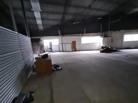 Galpón 460 m2 cubiertos en planta alta con acceso por cómoda rampa- En Alquiler