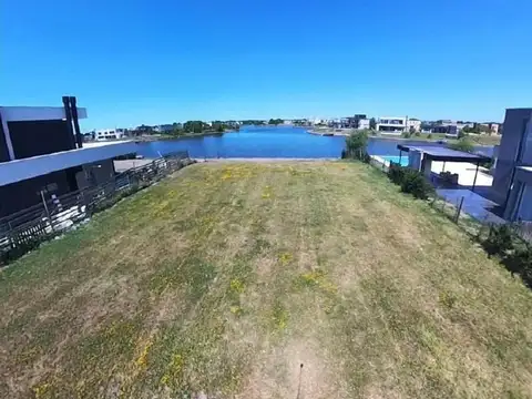 Lote con ubicación exclusiva con vista al fondo de la laguna