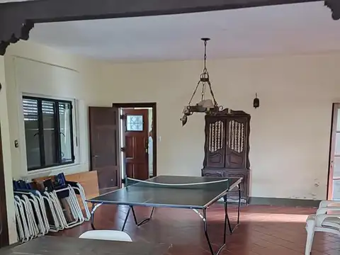 VENTA CASA DE ESTILO 3 DORMITORIOS, PISCINA Y COCHERA - OLIVEROS