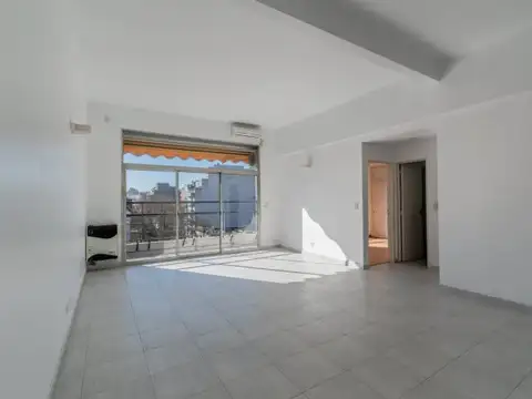 DEPARTAMENTO EN ALQUILER  DE 3 AMBIENTES CON BALCON AL FRENTE EN FLORES