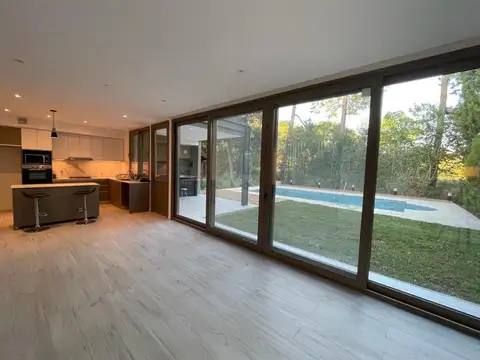 Casa en Venta en  Loma Verde con Pileta