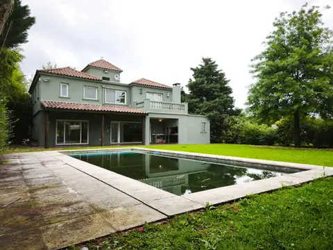 Casa en Alquiler con 2 cocheras