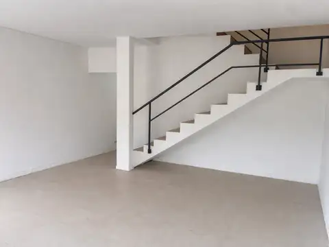 Depto Tipo Casa en Alquiler en Moron Sur, $ 880.000