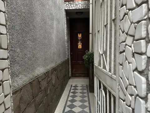 VENTA - CASA DE PASILLO A REFACCIONAR, 2 DORMITORIOS CON PATIO Y TERRAZA - LOURDES