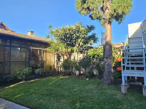 Gran casa de 5 ambientes con Jardín y Quincho en Antártida Argentina, Carapachay