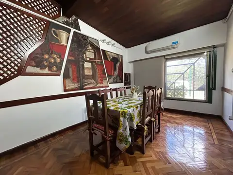Casa 7 ambientes con 2 baños