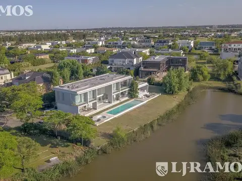 Casa a la laguna, con 4 dormitorios  en venta en  El Golf - Nordelta
