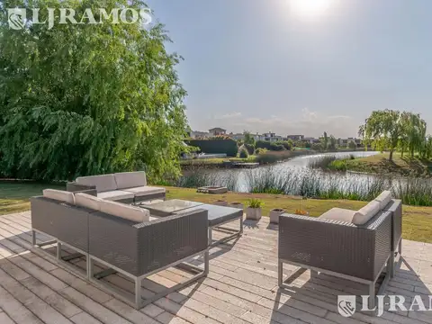 Casa a la laguna, con 4 dormitorios  en venta en  El Golf - Nordelta