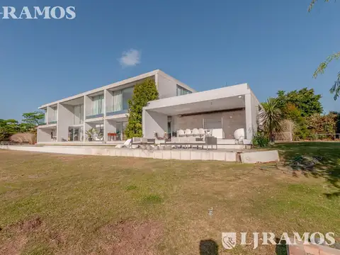 Casa en Venta con 3 cocheras