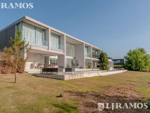 Casa 8 ambientes con 5 baños