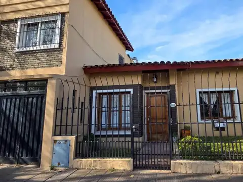 VENTA CASA 4 AMBIENTES JARDIN COCHERA A CREDITO