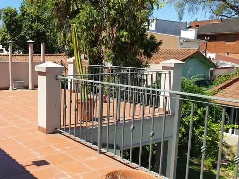 EN VENTA EN CIUDAD JARDIN CHALET EN 3 PLANTAS CON JARDIN AL FRENTE Y AL FONDO, GARAGE - FICHA 6076