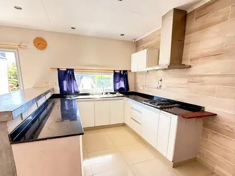 Casa 4 ambientes con 3 baños