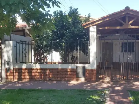 Venta Casa Zona Barrio Alberdi. 2 Dorm.Cochera.consulte.