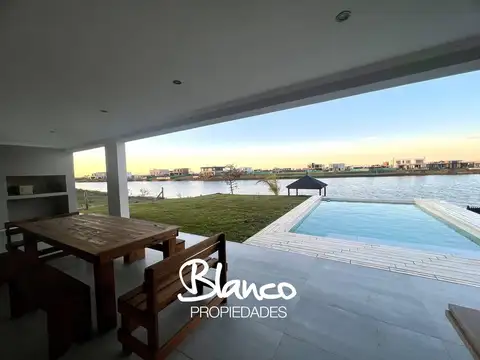 Casa 5 ambientes con 4 baños