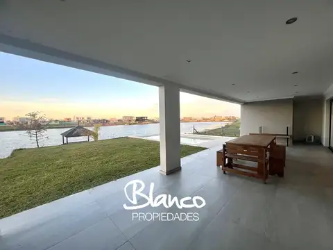 Casa en Venta con 3 cocheras