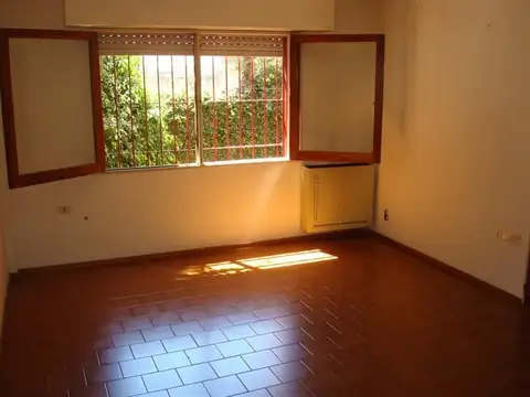 58 entre 13 y 14 ---------------------- 900, Piso 1