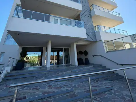 DEPTO DE CATEGORIA - 2 DORMITORIOS - COCHERA - BAULERA