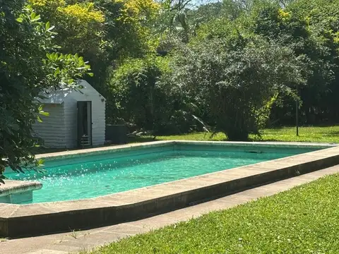 CASA CON PILETA Y GRAN TERRENO EN B° JORGE NEWBERY