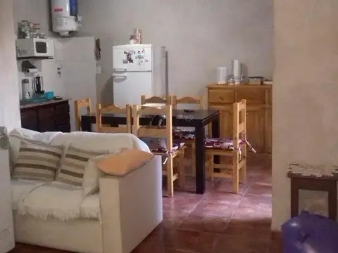 CASA A UNA CUADRA DE AVENIDA ROCA  Y DOS DE LA PLAZA DE HURLINGHAM