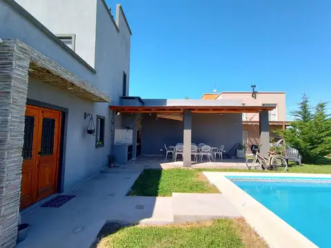 VENTA CASA QUINTA DOMSELAAR SAN VICENTE  QUINCHO Y PILETA!