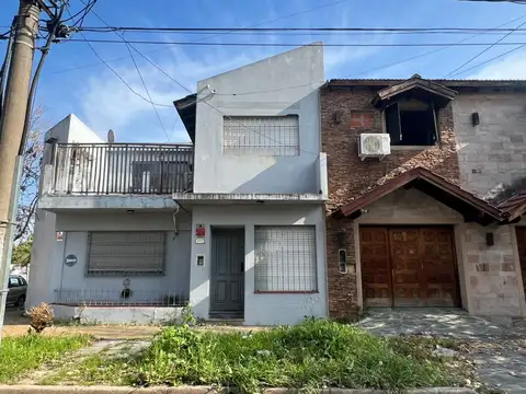 *CASA PH AL FRENTE, 3 AMB. EN 2 PLANTAS CON GARAGE Y TERRAZA *A MODERNIZAR