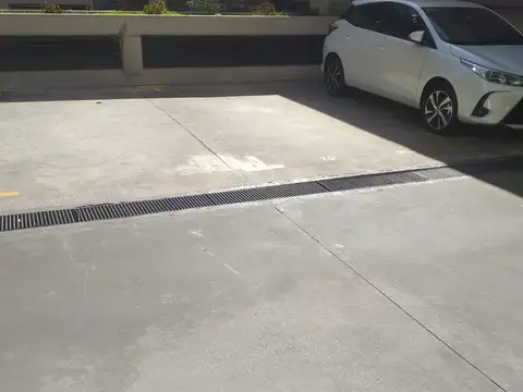 Cochera fija descubierta en planta baja. Estratégica ubicación 