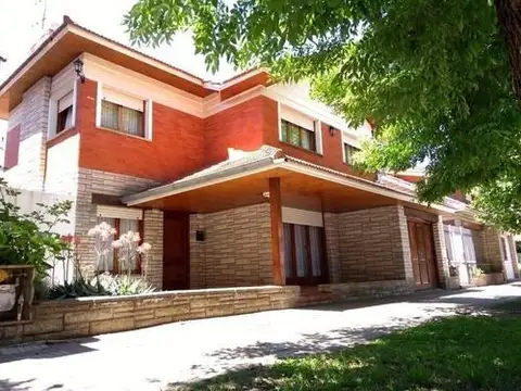 Amplio Chalet De Estilo Marplatense En Excelente Zona