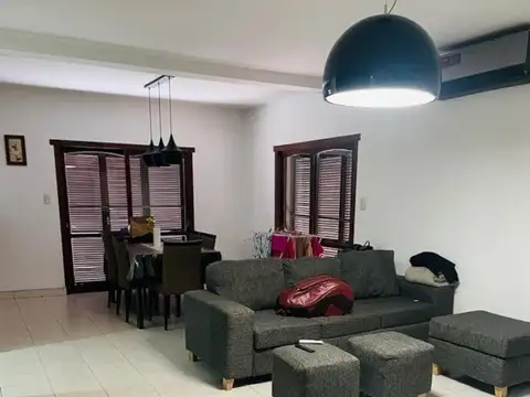 Casa en Venta con 4 cocheras