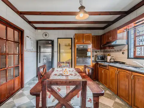 Casa 4 ambientes con 2 baños