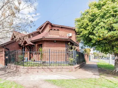 VENTA CASA 4 AMBIENTES 3 DORMITORIOS PILETA Y QUINCHO MORON NORTE