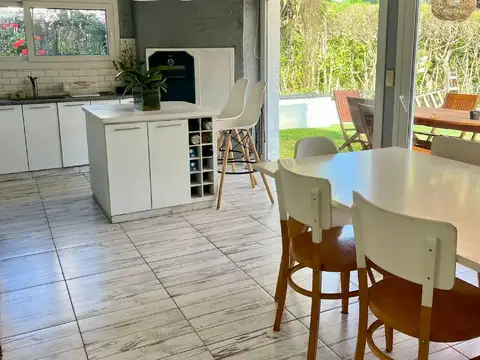 Casa en Venta con 3 cocheras