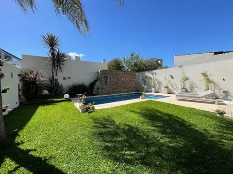 Casa en Venta con 3 cocheras