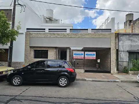 Refaccionada a Nuevo Casa sobre lote propio 8.66x16 3 Ambientes con Garage Terraza y Patio