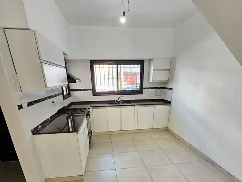 Refaccionada a Nuevo Casa sobre lote propio 8.66x16 3 Ambientes con Garage Terraza y Patio